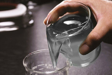 Fluido de Fraturamento Hidráulico de Alta Viscosidade com Baixa Corrosividade e Nível de pH Neutro